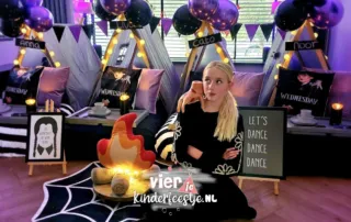Tipi tent slaapfeestje met NetFlix Wednesday thema