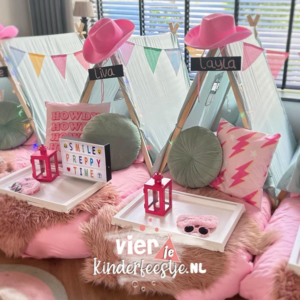 Gezellige sfeer bij een tipi slaapfeestje met tentjes