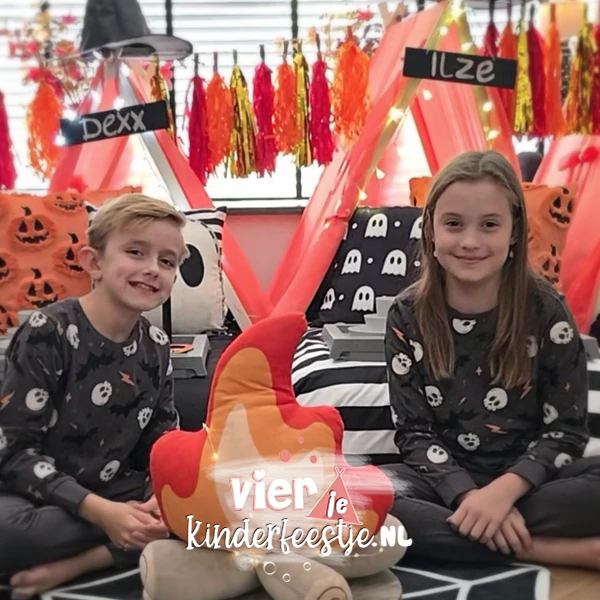 Kinderen die plezier hebben tijdens een tipi slaapfeestje