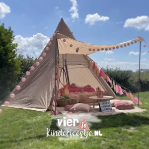 Outdoor glamping tent voor een slaapfeestje in de tuin