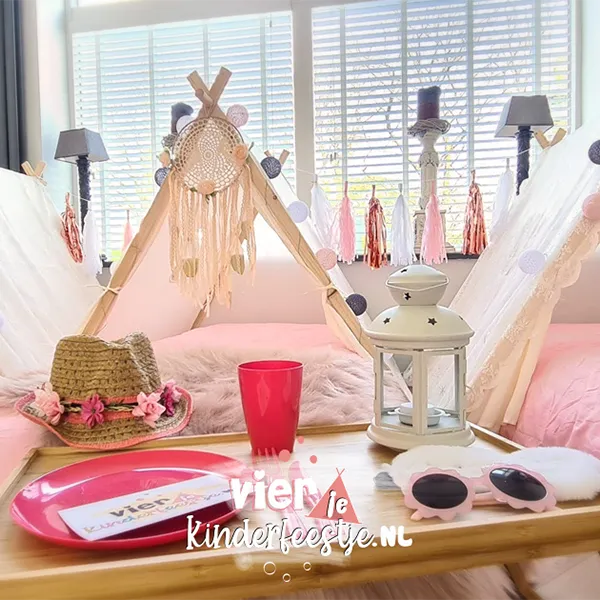 Tipi tentjes opgesteld naast elkaar voor een kinder slaapfeestje