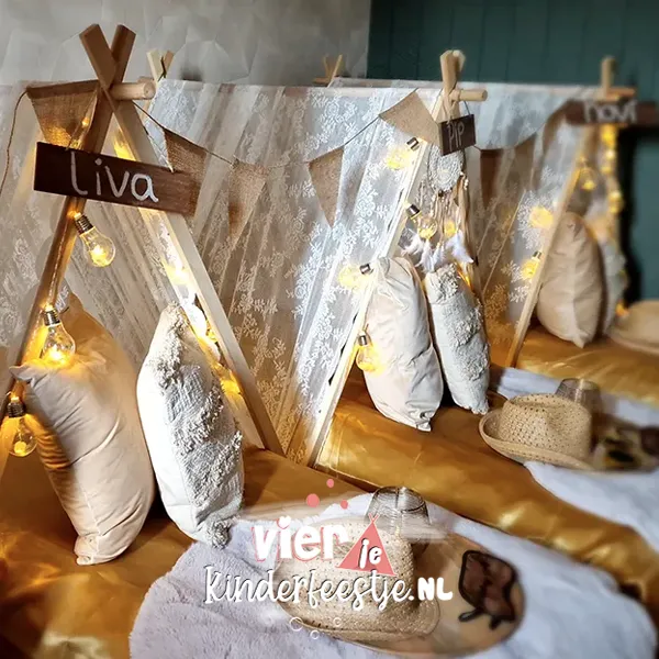 Tipi tentjes opgesteld in een woonkamer voor een slaapfeestje