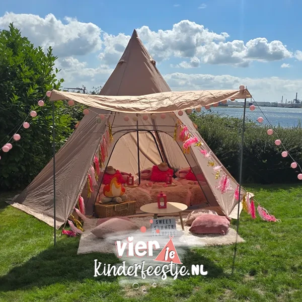 Tipi slaapfeestje buiten in de tuin met sfeervolle verlichting