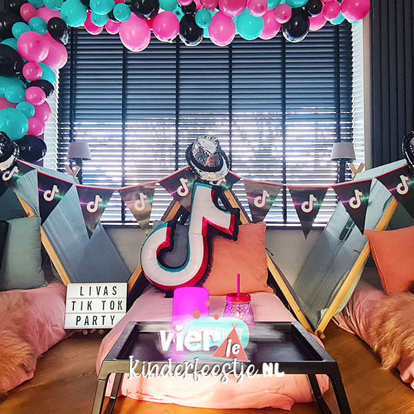 Tipi tentjes met decoratie voor een kinder slaapfeestje