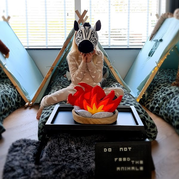 Tipi tentjes opgesteld voor een gezellig slaapfeestje voor kinderen