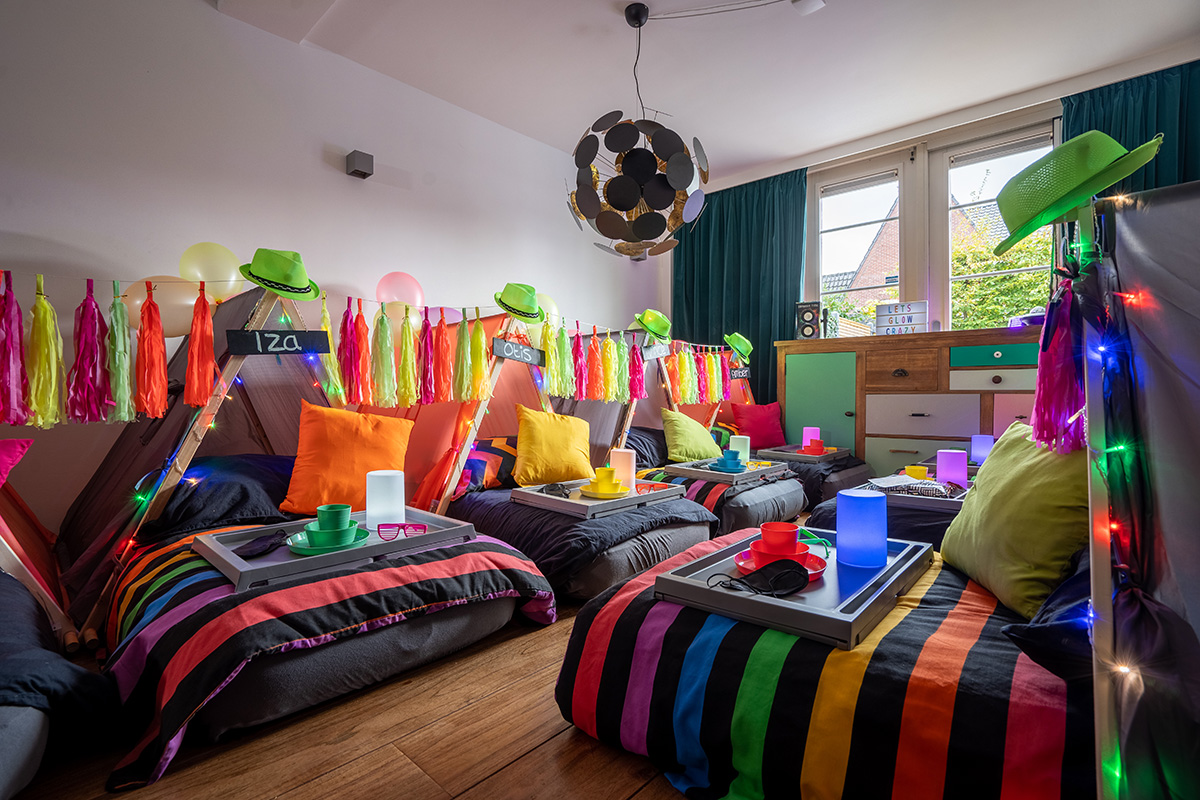 tipi tent slaapfeestje neon thema