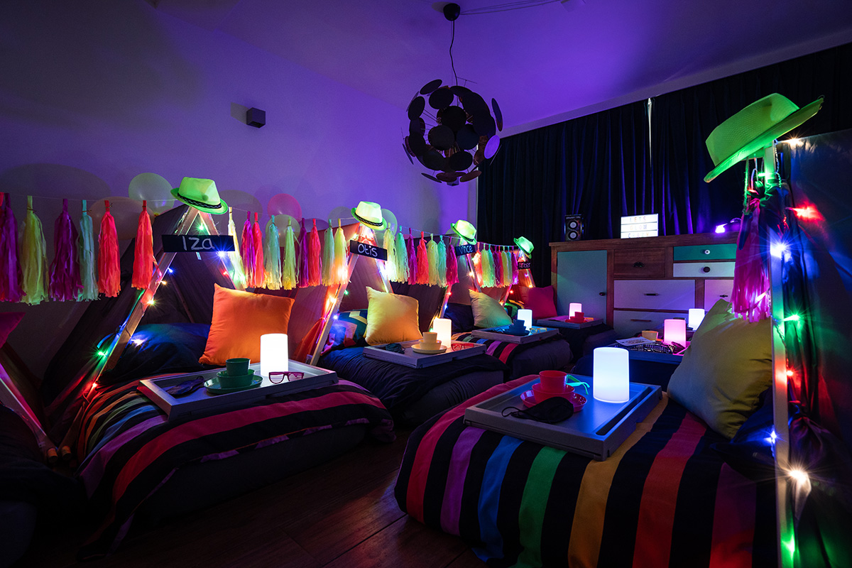 tipi tent slaapfeestje neon thema